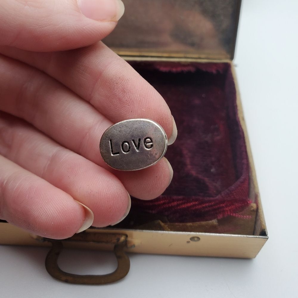 Love charm pendant‎
